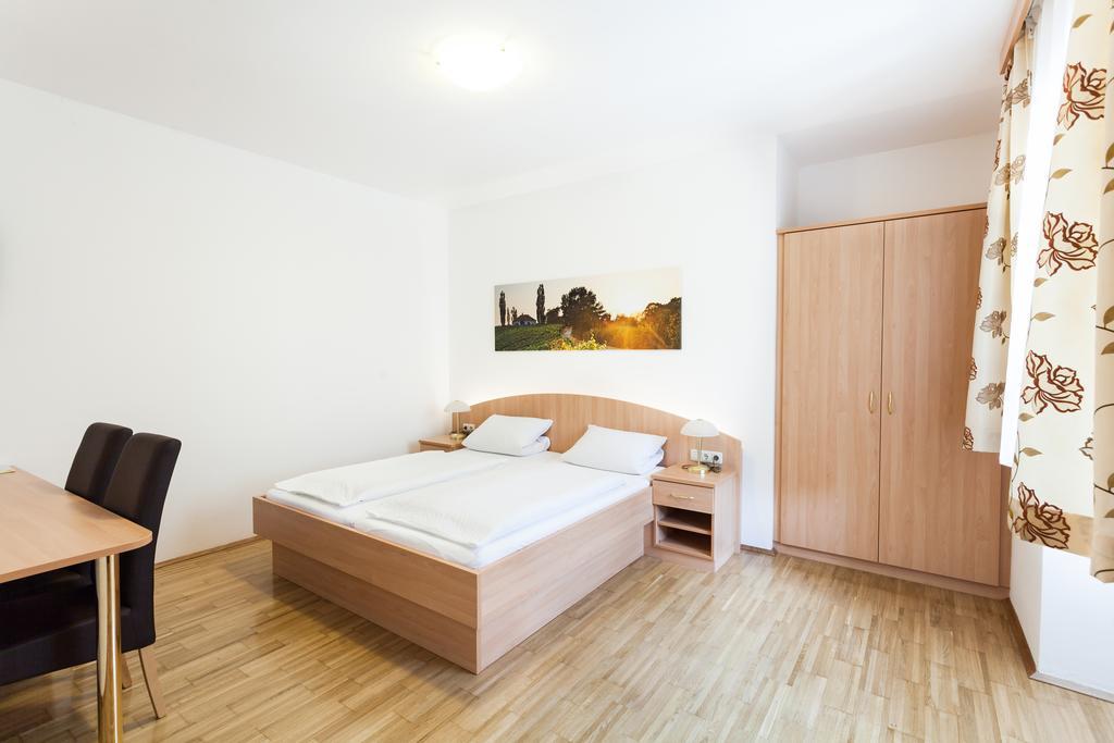 Gaestehaus Ferk - Fruehstueckspension, Bed & Breakfast 바트래드커스스부르크 객실 사진