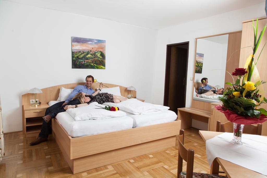 Gaestehaus Ferk - Fruehstueckspension, Bed & Breakfast 바트래드커스스부르크 객실 사진